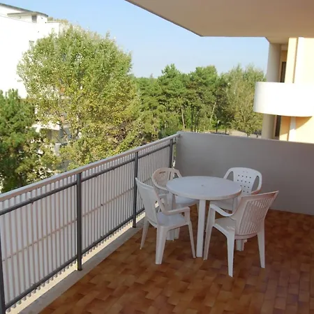 Beachside Flat With Large Balcony - Beahost Apartment *